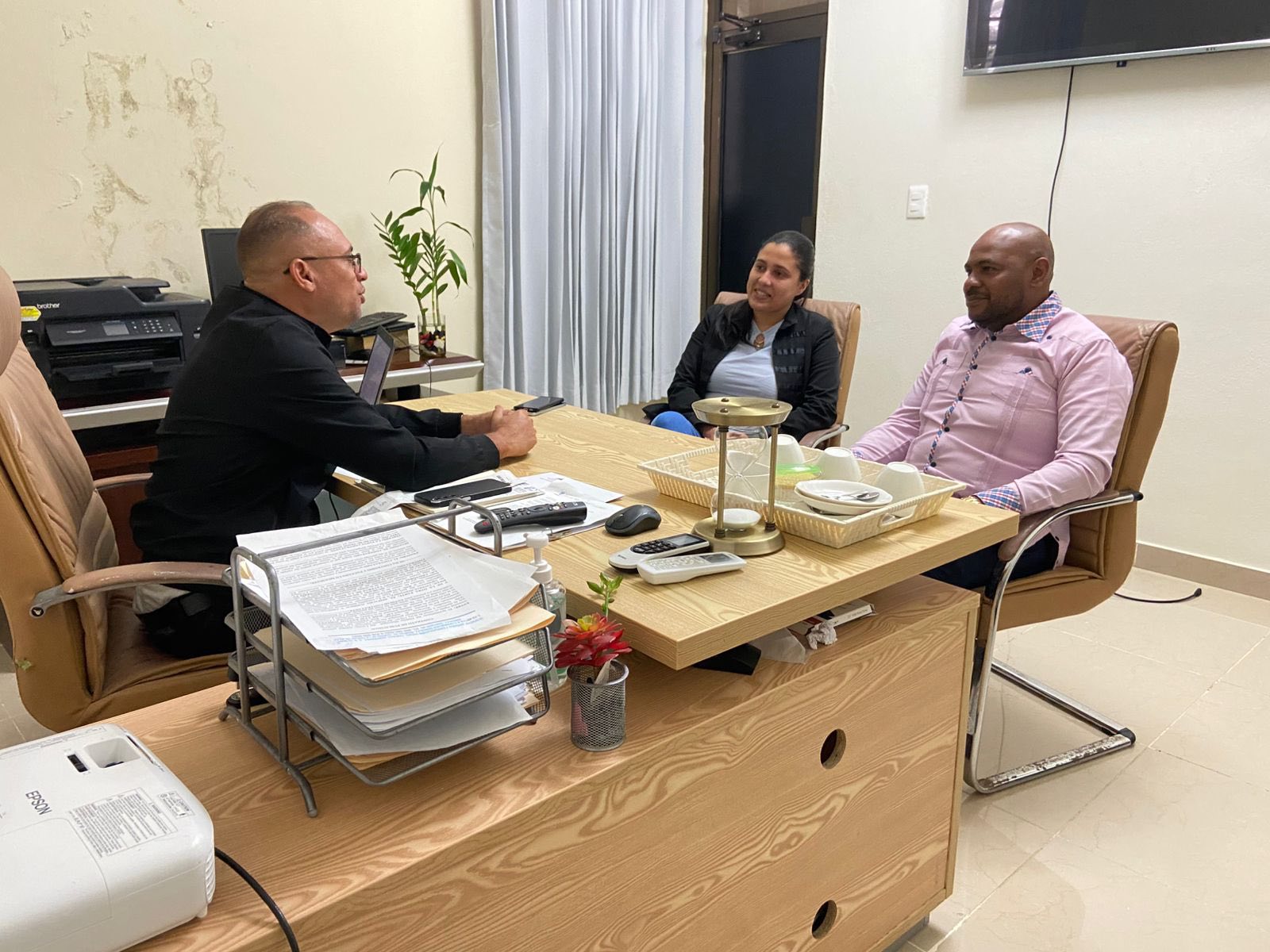 José Santos visita en nombre de la oficina senatorial para dar seguimiento a nuestra trabajo y extender la invitación y presentar los frutos de las acciones conjuntas.