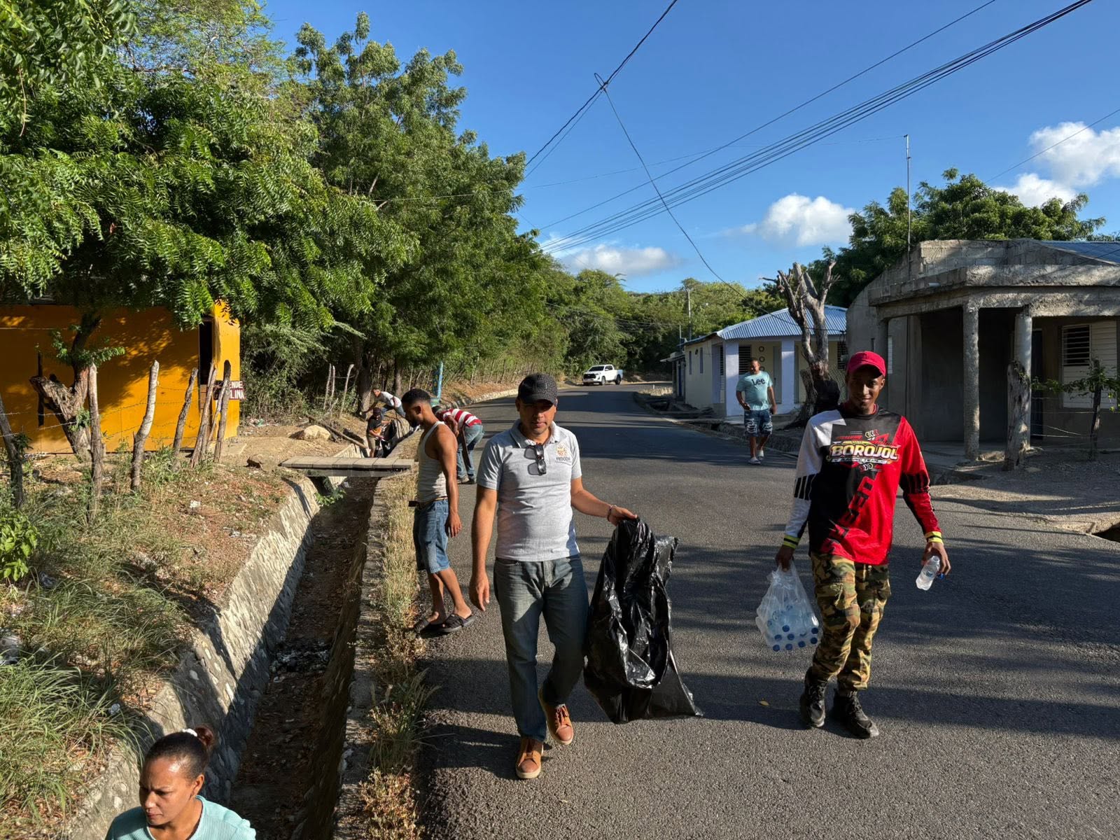 Ayuntamiento de El Limón y Junta de Vecinos realizan jornada de limpieza en el sector Borojol